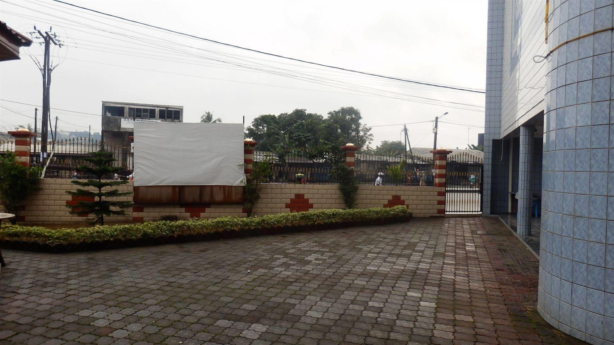 Afrique Hotel Douala Airport Екстериор снимка