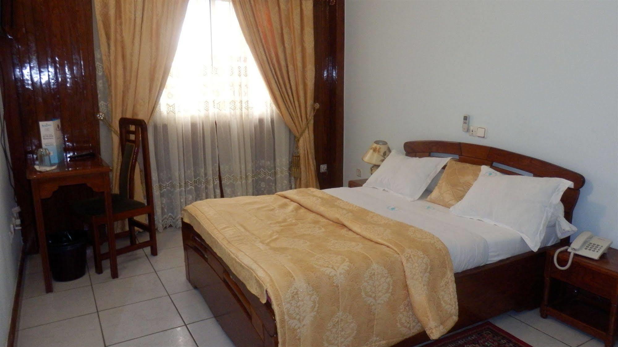 Afrique Hotel Douala Airport Екстериор снимка