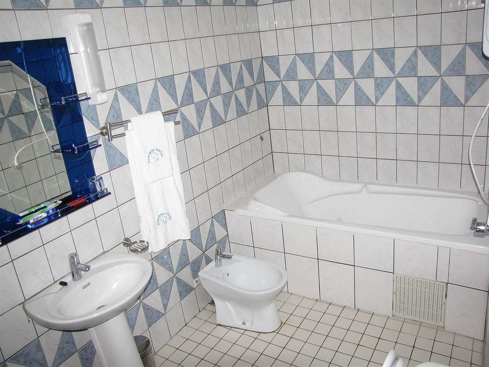 Afrique Hotel Douala Airport Екстериор снимка